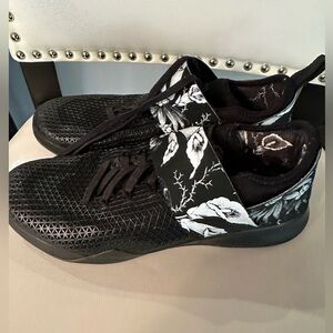 Nike Air Zoom Strong Floral AA3590-001 Women’s size 9 Black White Flowers